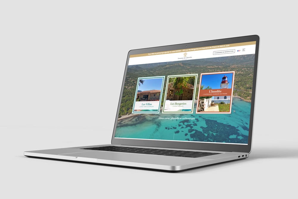 Écran d'ordinateur portable affichant un site web hôtelier